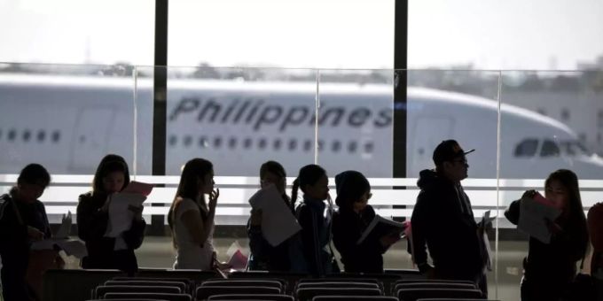 Philippinische Arbeitsmigrantinnen am Flughafen Manila Philippinische Arbeitsmigrantinnen am Flughafen Manila
