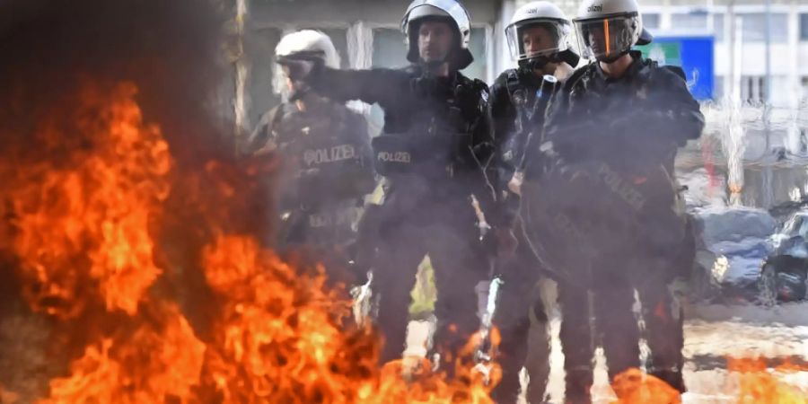 Brennende Container bei der Gegendemonstration gegen den «Marsch fürs Läbe» am Samstag in Zürich.