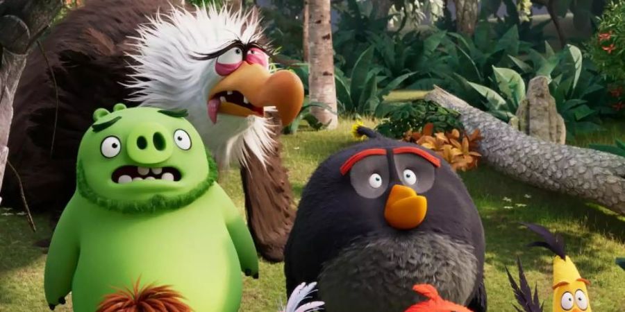 Mächtiger Adler (hinten), Leonard (2. Reihe, l-r) und Bombe, sowie Courtney (vorn, l-r), Silver, Red und Chuck in einer Szene des Films "Angry Birds 2". Foto: Sony Pictures Entertainment/Rovio Entertainment/CPM/