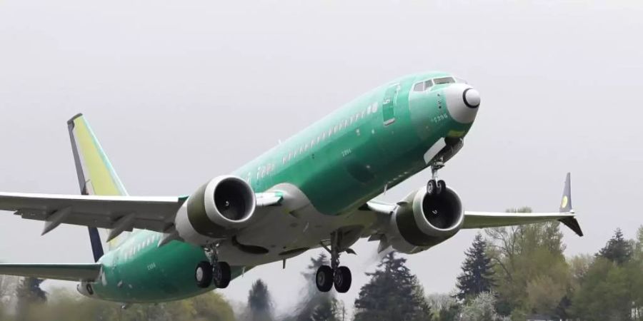 Eine Boeing 737 Max 8 bei einem Testflug. Der US-Flugzeughersteller Boeing hat bei der US-Luftaufsichtsbehörde FAA eingeräumt, möglicherweise fehlerhafte Teile in einem Teil seiner Flotte verbaut zu haben. Foto: Ted S. Warren/AP