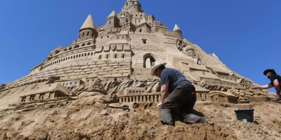 Weltweit höchste Sandburg auf Rügen entstanden
