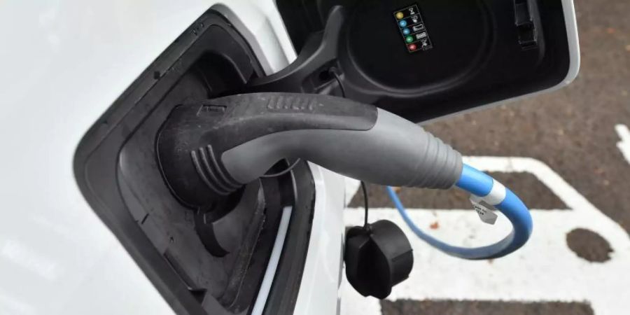 Ein Elektroauto wird an einer Ladestation aufgeladen. Foto: Hendrik Schmidt