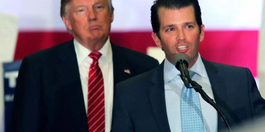 Die Schlagzeilen rund um die Russland-Ermittlungen wird US-Präsident Trump nicht los. Sein ältester Sohn Donald jr. (r.) muss in der Affäre nochmals im Senat aussagen. Foto: Dan Anderson