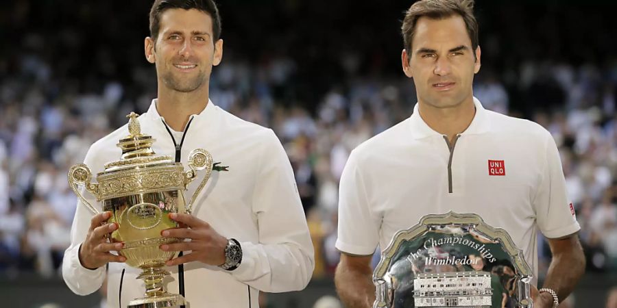 Roger Federer (rechts) und der Sieger Novak Djokovic lieferten sich einen epischen Wimbledon-Final