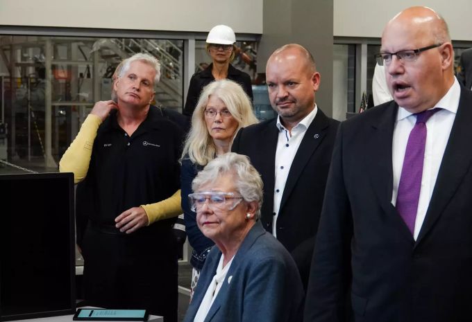 Peter Altmaier (CDU, r), Bundeswirtschaftsminister, besichtigt zusammen mit Kay Ivey (M), Gouverneurin von Alabama, und Jörg Burzer (2. r), Mercedes-Manager, das Mercedes-Werk. Altmaier betonte angesichts des Handelsstreit zwischen den USA und der EU die Bedeutung deutscher Investitionen in den USA. Bundeswirtschaftsminister Altmaier