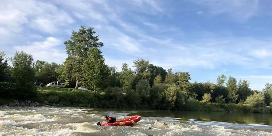 Der Mann wurde von Spezialisten in ein Schlauchboot gezogen und ans Ufer gebracht.