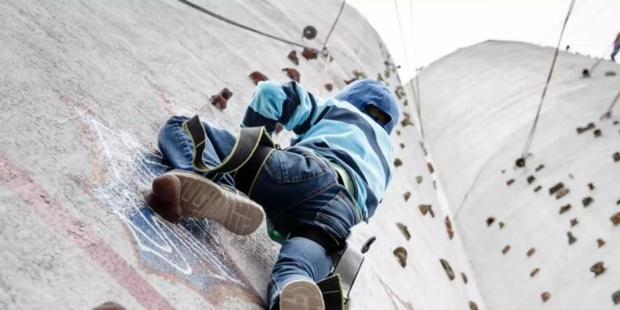 Die Silo-Climbing Anlage in Burg auf Fehmarn ist mit ihrer 40 Meter Route Europas höchste Top-Rope gesicherte Kletteranalage. Foto: Markus Scholz/dpa