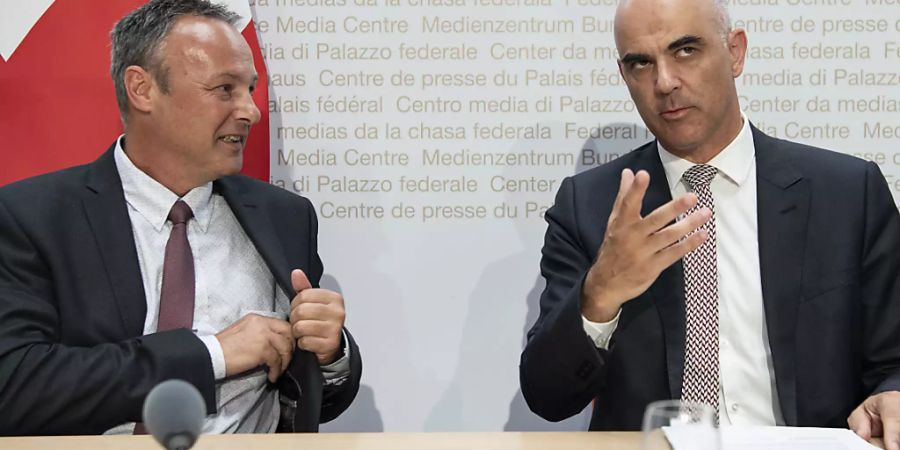 Wollen gemeinsam die zahlreichen Herausforderungen bei der Altersvorsorge meistern: Sozialminister Alain Berset (rechts) und Stéphane Rossini, der designierte Direktor des Bundesamts für Sozialversicherungen.