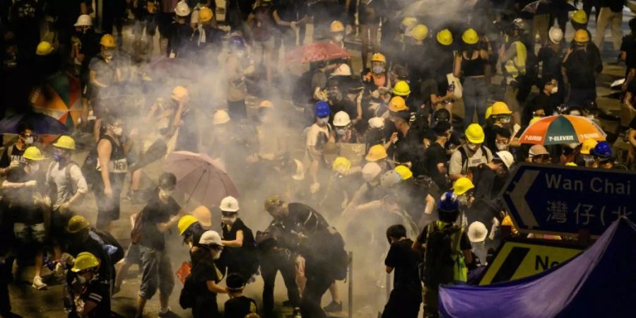 Polizei und Demonstranten am Dienstag in Hongkong