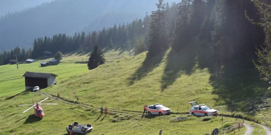 Selbstunfall in Flims GR: Das Auto überschlug sich mehrfach bevor es auf dem Dach zu liegen kam. Der Beifahrer verstarb noch auf der Unfallstelle.