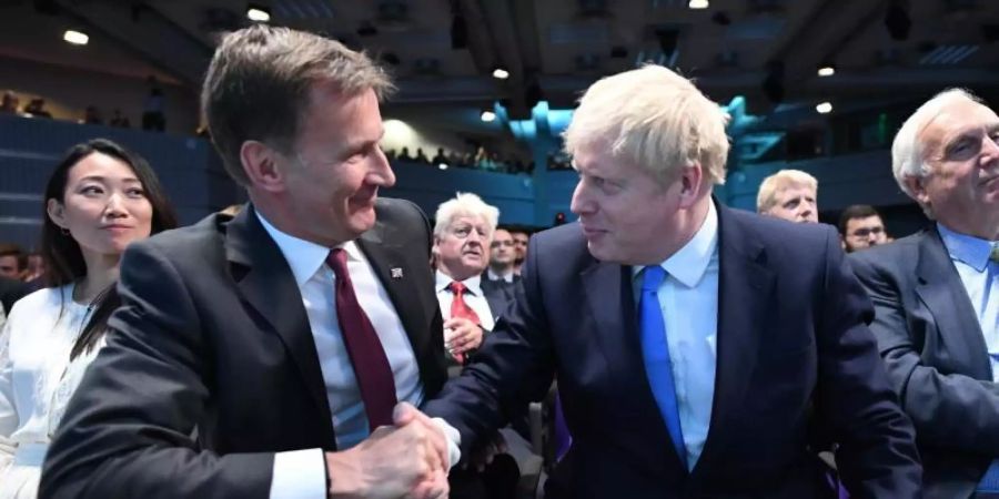 Jeremy Hunt, Aussenminister von Grossbritannien, gratuliert Boris Johnson nachdem er zum neuen Parteichef und zum nächsten Premierminister ernannt wurde. Foto: Stefan Rousseau/PA Wire