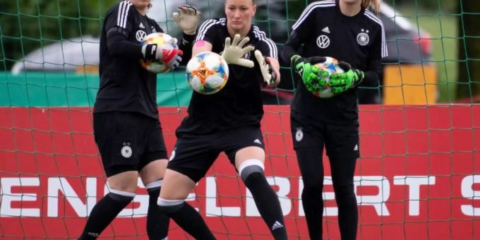 Konnte wieder das Torwart-Training aufnehmen: DFB-Stammkeeperin Almuth Schult (M). Foto: Sven Hoppe Konnte wieder das Torwart-Training aufnehmen: DFB-Stammkeeperin Almuth Schult (M). Foto: Sven Hoppe