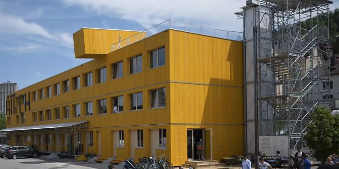 Blick auf den «Lattich»-Bau, eine Holzkonstruktion aus 45 Modulen: Das temporäre Quartier befindet sich im Areal beim Güterbahnhof in St. Gallen und soll zu einem Brennpunkt der Kreativwirtschaft werden. Blick auf den «Lattich»-Bau, eine Holzkonstruktion aus 45 Modulen: Das temporäre Quartier befindet sich im Areal beim Güterbahnhof in St. Gallen und soll zu einem Brennpunkt der Kreativwirtschaft werden.