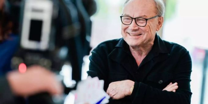 Klaus Maria Brandauer geht gut gelaunt in die Proben. Foto: Uwe Anspach Klaus Maria Brandauer geht gut gelaunt in die Proben. Foto: Uwe Anspach