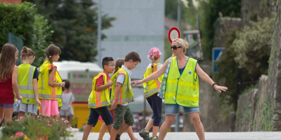 Kinder sollten den Schulweg zu Fuss gehen und sich so Verkehrskompetenz aneignen. Der Verkehrs-Club der Schweiz (VCS) warnt dagegen vor dem Teufelskreis, die Kinder per Elterntaxi zur Schule zu fahren. (Archivbild)