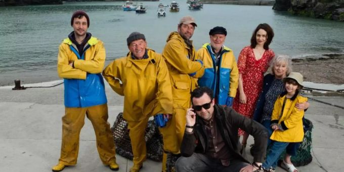 Der Musikmanager Danny (Daniel Mays, vorn) bringt die Fisherman's Friends gross raus. Foto: Splendid Film Der Musikmanager Danny (Daniel Mays, vorn) bringt die Fisherman's Friends gross raus. Foto: Splendid Film