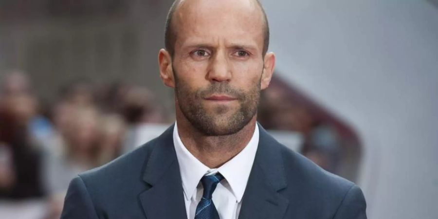Action-Star Jason Statham punktet bei der #bottlecapchallenge. Foto: Will Oliver/EPA