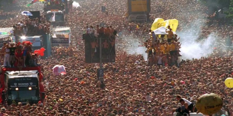 Mit rund 1,5 Millionen Ravern brach die elfte Berliner Love Parade 1999 alle Rekorde. Foto: Wolfgang Kumm