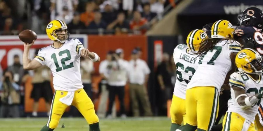 Führte die Green Bay Packers in Chicago zum Sieg: Aaron Rodgers (l). Foto: Charles Rex Arbogast/AP