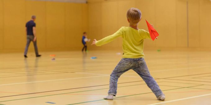 160 Teilnehmer, darunter 140 Kinder, versuchten an der Papierflugi-Meisterschaft ihr Glück. Papierflugi-Meisterschaft