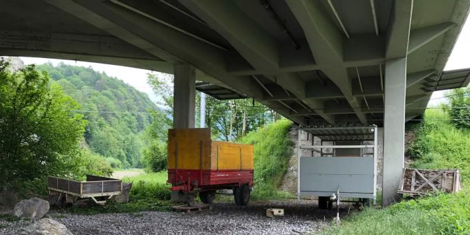 illegal deponierte Fahrzeuge und Materialien müssen sofort abgeholt werden Rampenbrücke