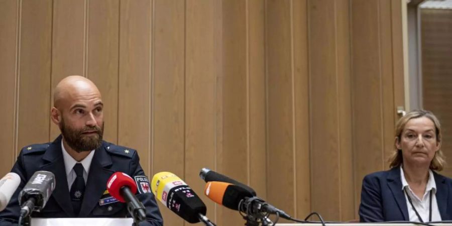 Oskar Vurgun, Polizei Brandenburg, und Norma Schürman, Landeskriminalamt (LKA) Berlin, nehmen an einer Pressekonferenz in der Berliner Staatsanwaltschaft zu der Festnahme eines mutmasslichen Serienvergewaltigers teil. Foto: Fabian Sommer/dpa