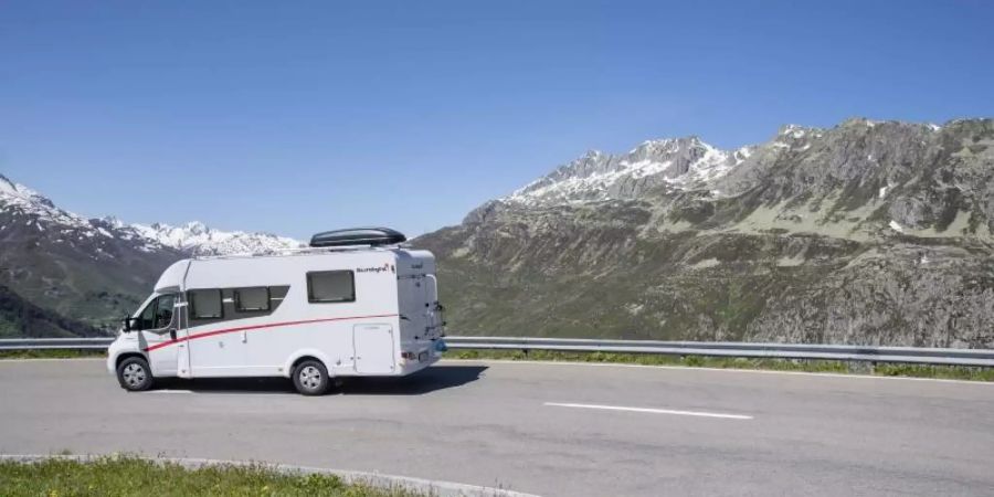 Die Campingplätze in der Schweiz sind bis August weithin ausgebucht. Viele Urlauber mit Wohnmobilen halten deshalb in freier Natur oder auf Parkplätzen zum Übernachten an. Foto: Urs Flueeler/KEYSTONE/dpa