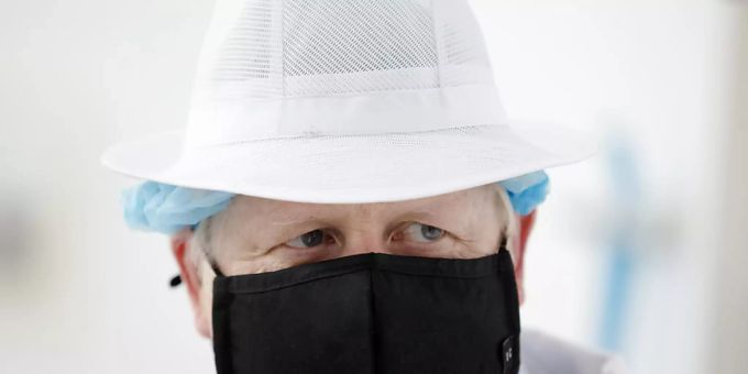 Boris Johnson, Premierminister von Grossbritannien, trägt Schutzkleidung und einen Mundschutz bei einem Besuch der Orkney Cheese Company. Foto: Robert Perry/PA/dpa Boris Johnson, Premierminister von Grossbritannien, trägt Schutzkleidung und einen Mundschutz bei einem Besuch der Orkney Cheese Company. Foto: Robert Perry/PA/dpa