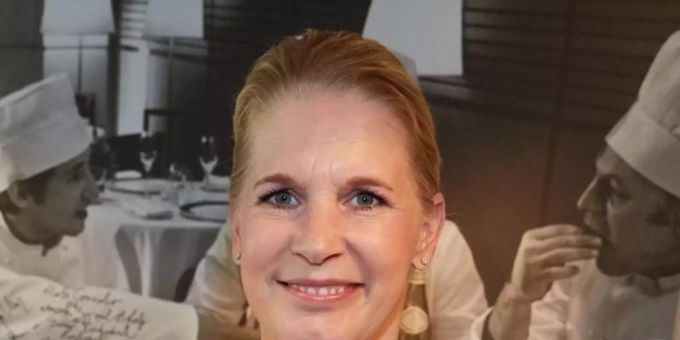 Cornelia Poletto liebt ihren Beruf. Sie steht gern am Herd. Foto: picture alliance / dpa Cornelia Poletto liebt ihren Beruf. Sie steht gern am Herd. Foto: picture alliance / dpa