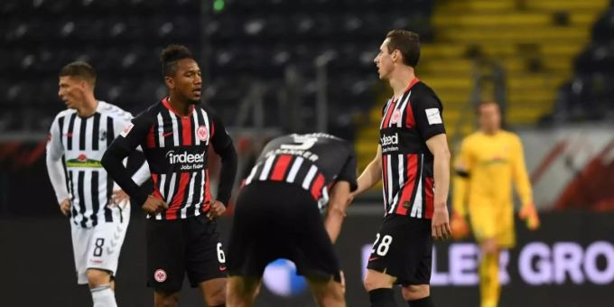 Die Frankfurt kamen im eigenen Stadion gegen den SC Freiburg nicht über ein 3:3 hinaus. Foto: Arne Dedert/dpa-Pool/dpa Die Frankfurt kamen im eigenen Stadion gegen den SC Freiburg nicht über ein 3:3 hinaus. Foto: Arne Dedert/dpa-Pool/dpa