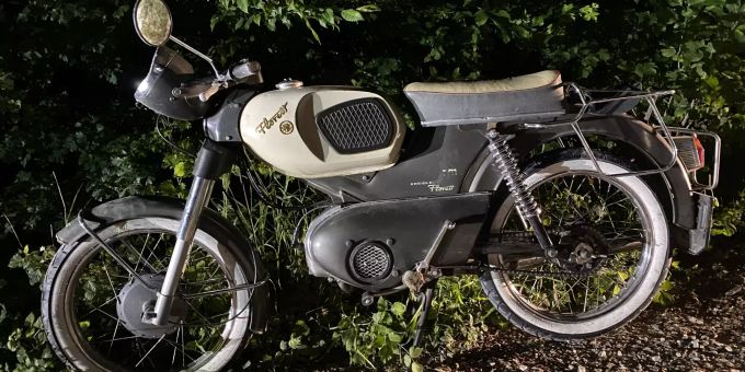 Beim Selbstunfall verletzte sich der Motorradlenker mittelschwer. Unfall