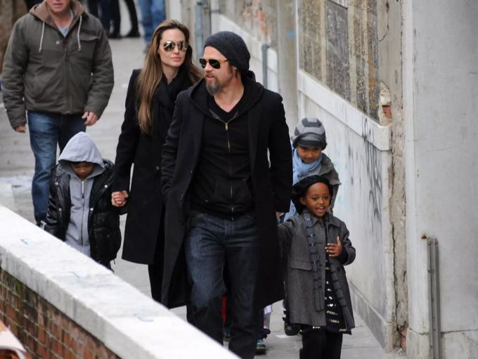 Brad Pitt und Angelina Jolie unterwegs mit ihren Kindern Maddox (r.), Zahara (vorne r.) und Pax (l.). (Archivbild) Brad Pitt Angelina Jolie