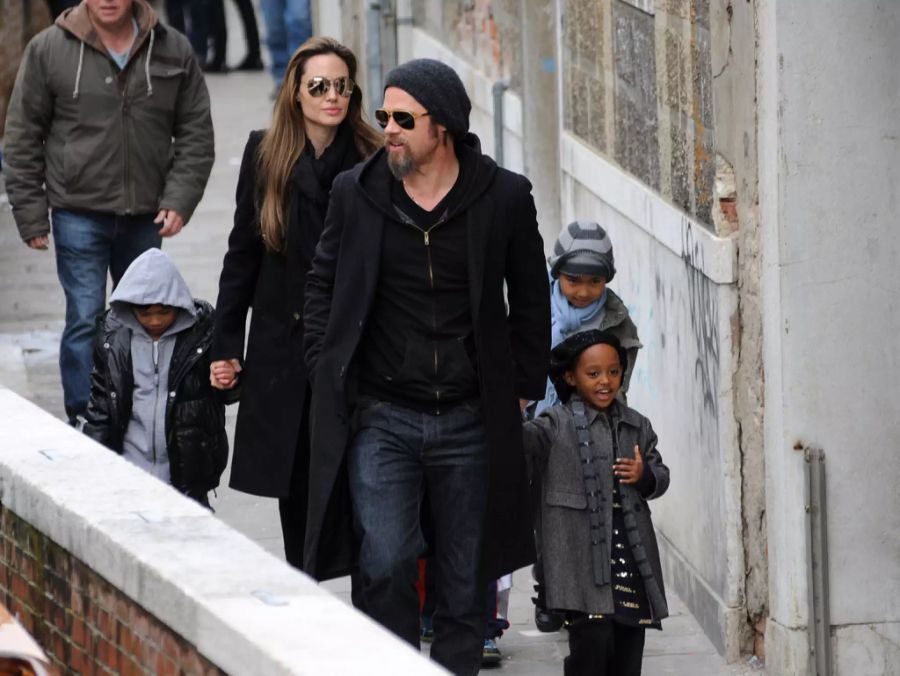 Brad Pitt und Angelina Jolie unterwegs mit ihren Kindern Maddox (r.), Zahara (vorne r.) und Pax (l.). (Archivbild)