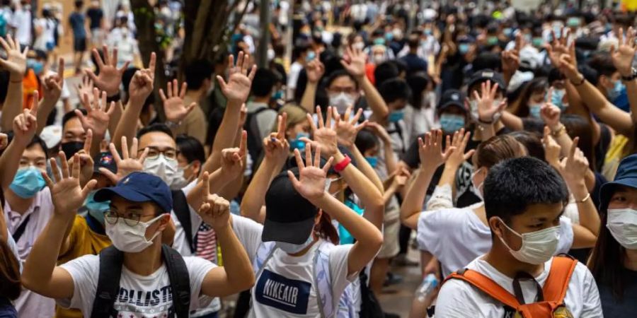 Proteste Anfang Juli in Hongkong gegen das neue Sicherheitsgesetz: China steht wegen seiner Hongkong-Politik international schwer in der Kritik. Foto: Alda Tsang/SOPA Images via ZUMA Wire/dpa