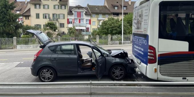 Zofingen Ag Heftig Ins Heck Eines Linienbusses Geprallt