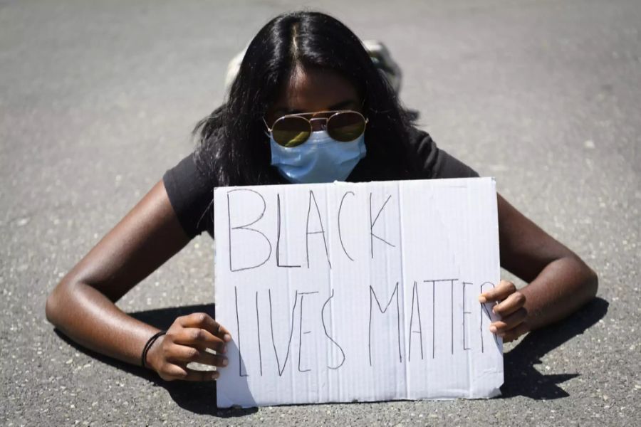 Eine Demonstrantin in Lausanne hält ein Schild mit der Aufschrift «Black Lives Matter».