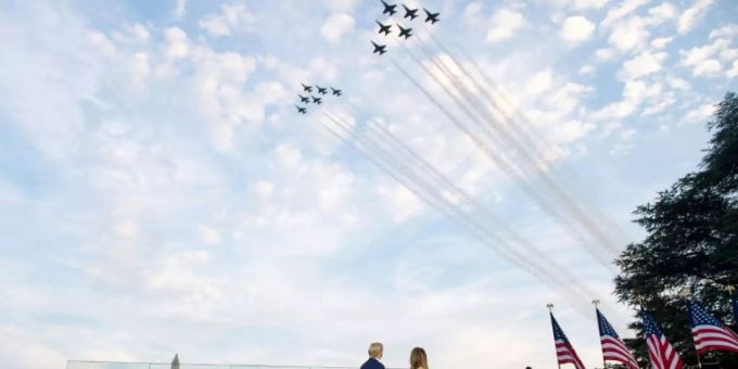 Ehepaar Trump schaut sich Flugshow an Ehepaar Trump schaut sich Flugshow an