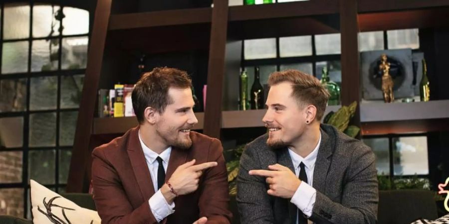 Die Zwillinge Dennis und Benjamin «Benni» Wolter vom YouTube-Kanal «World Wide Wohnzimmer» präsentieren alle 41 Teilnehmer des diesjährigen ESC mit ihren Musikvideos. Foto: Nadine Dilly/Funk.net/dpa