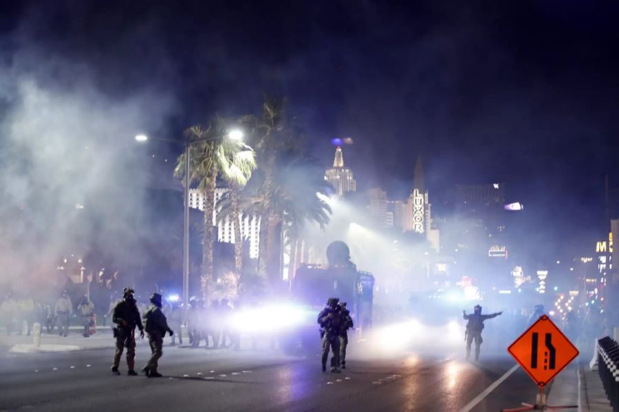 Tagsüber bleiben die meisten Demonstrationen friedlich, nachts kommt es zu Ausschreitungen: Die Polizei setzt Tränengas ein, wie hier in Las Vegas am 31. Mai.