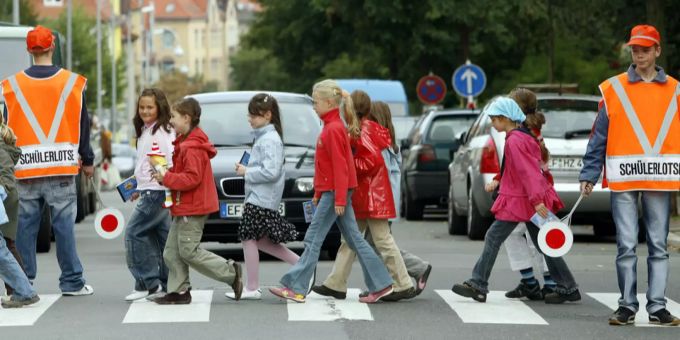 In Erlinsbach werden Lotsen zur Mithilfe auf dem Schulweg gesucht. Erlinsbach Schule Lotsen