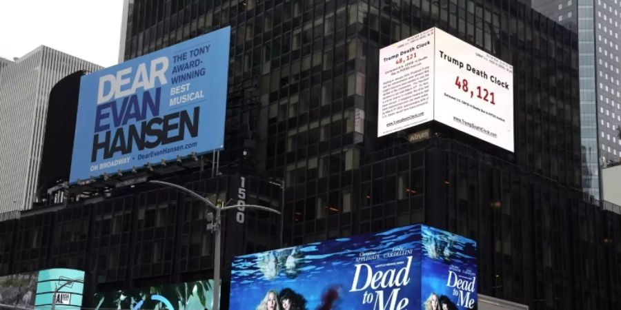 Die «Trump-Todesuhr» am Times Square (oben rechts)