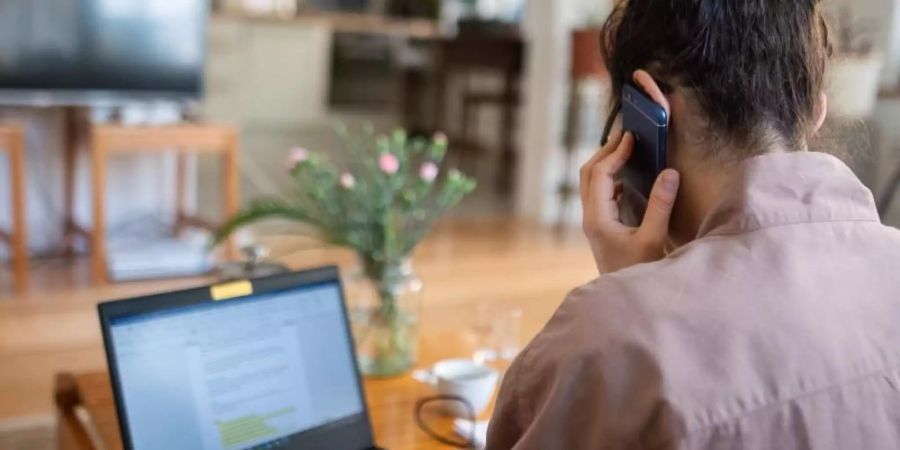 Arbeiten in den eigenen vier Wänden: Wie hoch der zusätzliche Stromverbrauch durch das Homeoffice ausfällt, ist allerdings unklar. Foto: Sebastian Gollnow/dpa