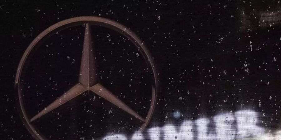 Daimler steht inmitten der Corona-Krise kräftig unter Druck. Foto: Marijan Murat/dpa