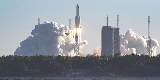 Foto der amtlichen Agentur Xinhua News vom Start der Rakete Langer Marsch 5B vom Raumfahrtzentrum Wenchang in der Provinz Hainan. Langfristig will China auch eine bemannte Mission auf den Mond schicken. Raumfahrt, Rakete, China