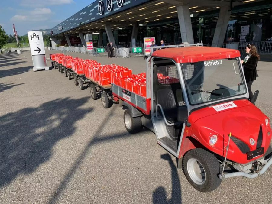 Das Wägeli mit den Blumen-Anhängern steht vor der Bernexpo bereit.