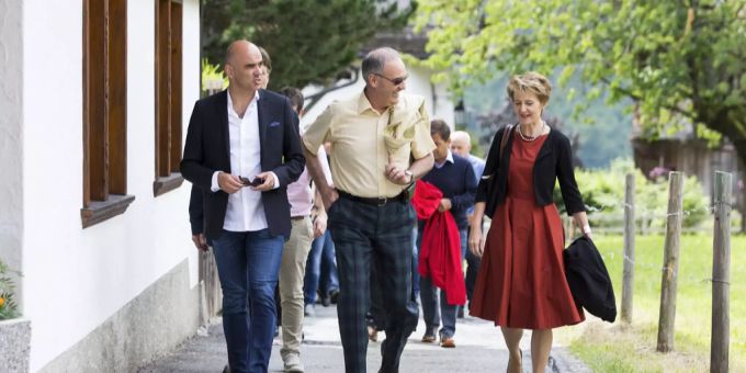 Der damalige Bundespräsident Alain Berset, Bundesrat Guy Parmelin und Bundesrätin Simonetta Sommaruga während der Bundesratsreise am Donnerstag, 5. Juli 2018 in Charmey im Kanton Freiburg. Berset Parmelin Sommaruga Bundesratsreise