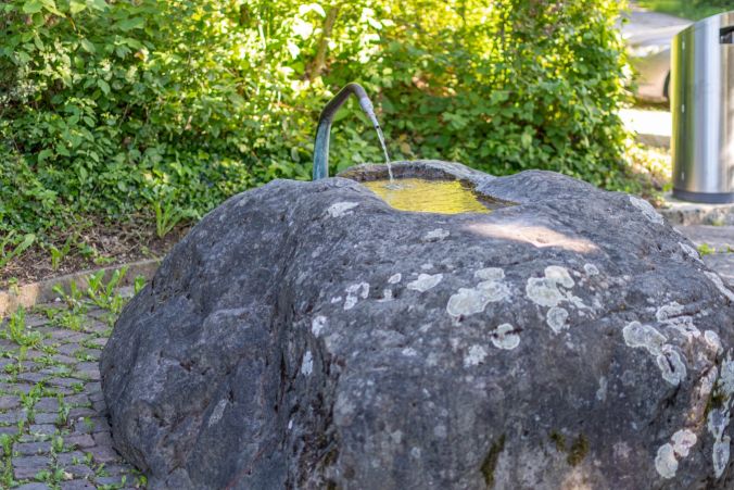 Ein Brunnen schmückt den Villmerger Grillplatz.