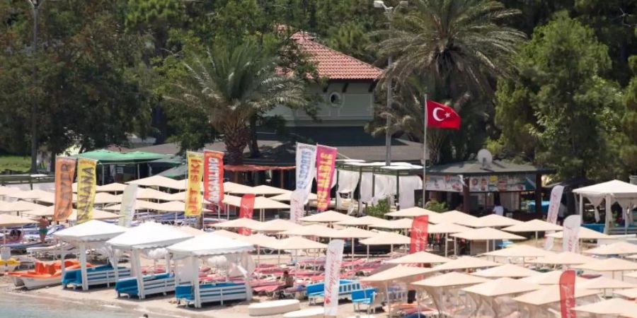 Touristen an einem Strand im türkischen Badeort Kemer. Aus der Bundesregierung gibt es positive Signale für einen Sommerurlaub in der Türkei. Foto: Marius Becker/dpa