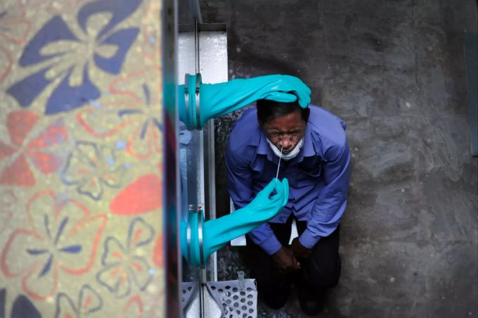 Ein Mitarbeiter des Gesundheitswesens entnimmt einen Nasenabstrich bei einem Mann, um die Probe auf Corona zu testen. Indien ist weltweit das Land mit den drittmeisten Corona-Fällen. Neu Delhi, 06.07.2020. Coronavirus Indien