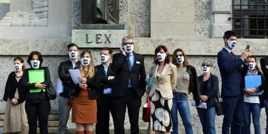 Mitglieder von «Noi Denunceremo» mit gleichlautenden Masken.